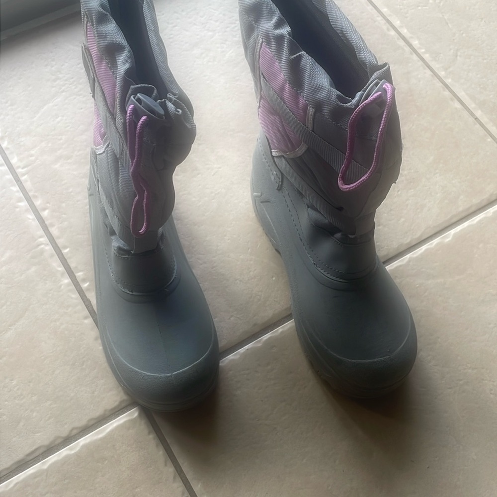 Girls size 4 snow boots